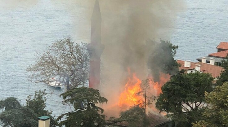 Tarihi Vaniköy Camii'nde çıkan yangın kontrol altına alındı