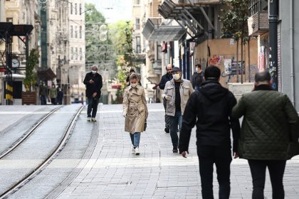 Bilim Kurulu Üyesi Özlü: Zorunlu olmadıkça evden çıkmayın, hane halkı dışında kimseyi eve almayın