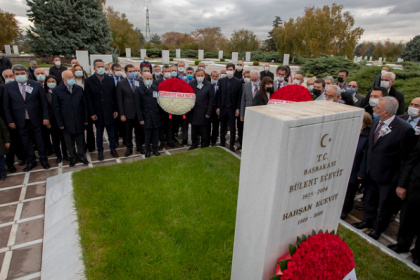 CHP heyeti, Bülent Ecevit'i mezarı başında andı