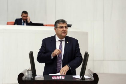 CHP'li Sındır: 'Gıda sıkıntısı yaşanmaması için üretici toprakla buluşturulmalı'