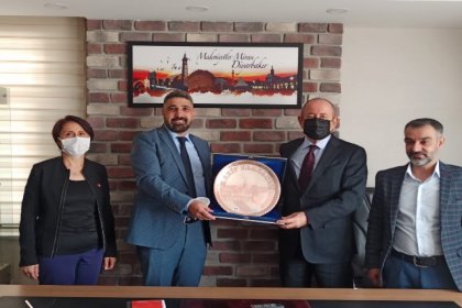 Diyarbakır Kantinciler Derneği'nden CHP'li Hamzaçebi'ye plaket