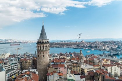 Galata Kulesi’ndeki restorasyona ebabil kuşları için ara verildi