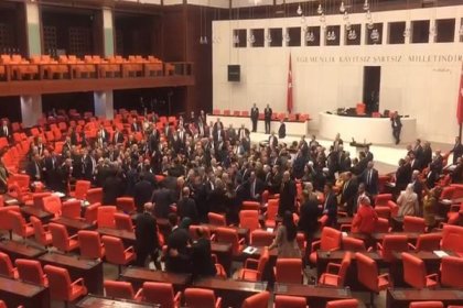 AKP'liler Meclis'te Engin Özkoç'un üzerine yürüdü, CHP'li ve AKP'li vekiller arasında yumruklu kavga yaşandı