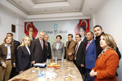 Meral Akşener Antalya'da esnafla buluştu