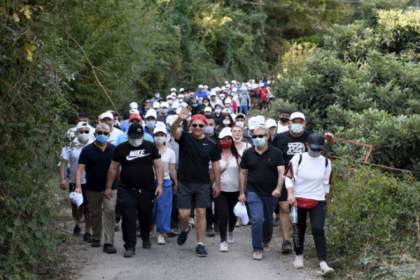 Mersin Büyükşehir Belediye Başkanı Seçer, yüzlerce yurttaşla birlikte 'Cumhuriyet' için yürüdü