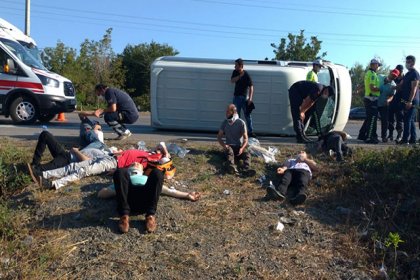 Samsun'da işçileri taşıyan minibüs devrildi: 16 yaralı