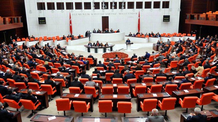 En düşük emekli maaşını asgari ücret tutarına yükselten teklif, AKP'li vekillerin oylarıyla reddedildi