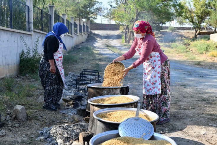 Ankara'da ilk hasadın buğdayları kazanlarda kaynatılmaya başlandı