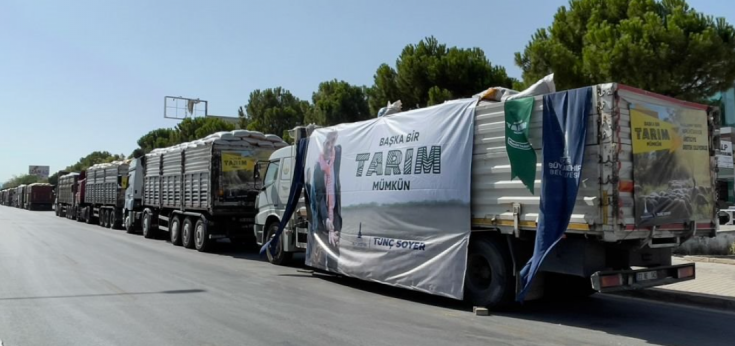 İzmir Büyükşehir’den Muğla’da yangından etkilenen üreticilere 350 ton kuzu büyütme yemi