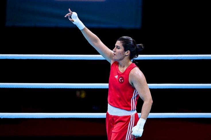 Tokyo Olimpiyat Oyunları'nda boksör Busenaz Sürmeneli çeyrek finale yükseldi