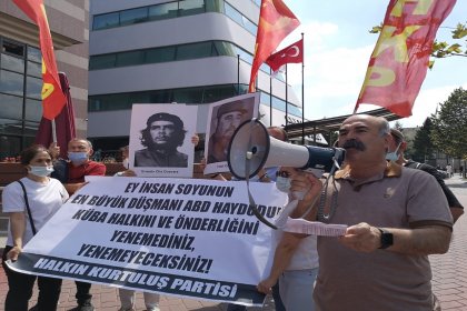 ABD Büyükelçiliği önünde protesto; Küba'ya giremezsin!