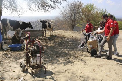 Adana Büyükşehir Belediyesi'nden ahırları yanan üreticilere süt sağma makinesi, çocuklara oyuncak