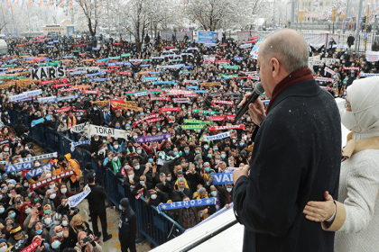 AKP'li Özkan: Yatay çekimde üst üste görünüyorlar ama arada mesafe var