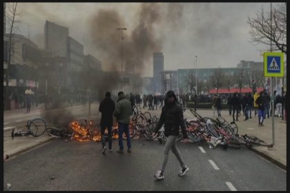 Hollanda'da aşırı sağcıların başını çektiği sokağa çıkma yasağı protestoları sonrası 15 kentte acil durum ilan edildi