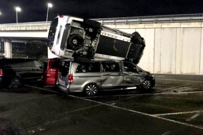 Mercedes-Benz işçisi işten çıkarmaları protesto etmek için buldozerle 50'den fazla aracı ezdi