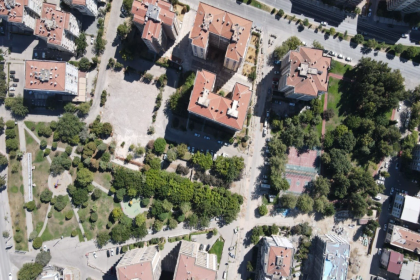 İzmir Büyükşehir Belediyesi depremde zarar gören parkları yeniliyor