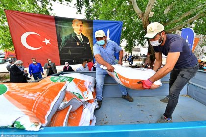 İzmir Büyükşehir Belediyesi Kiraz'daki üreticilere 333 ton kuzu büyütme yemi hibe etti