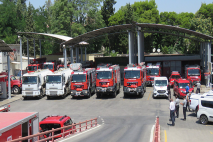 İzmir Büyükşehir Belediyesi Manavgat yangınına müdahale için araç gönderdi