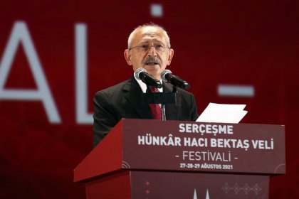 Kılıçdaroğlu anma programında Hacı Bektaş-ı Veli'nin sözleriyle seslendi; 'İnsan iyilikle yarışmalı, haksızlığa karşı direnmeli, adaletten sapmamalı ve hiçbir zaman umutsuzluğa düşmemeli'