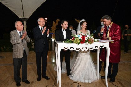 Kılıçdaroğlu, Isparta Gönen Belediye Başkanı Osman Kesmen'in kızının nikah şahidi oldu