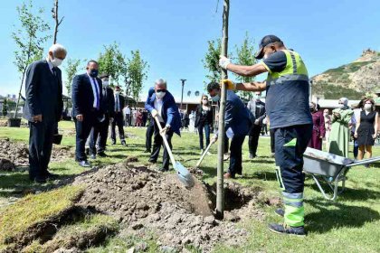 Mansur Yavaş, Dünya Mülteciler Günü kapsamında düzenlenen ağaç dikme etkinliğine katıldı