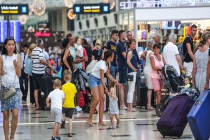 Reuters: Türkiye kendi insanını eve kilitlerken turistleri ağırlıyor