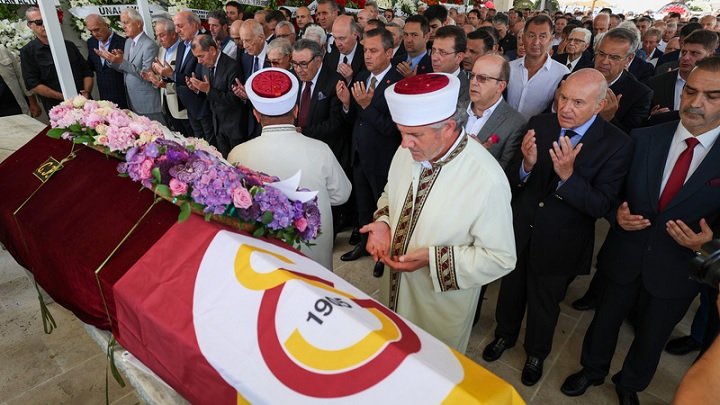 Özgür Özel, İstanbul'da İş İnsanı Kıraç’ın Cenazesine katıldı