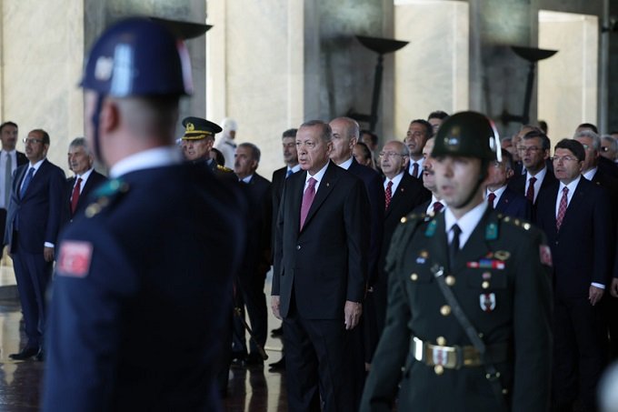 Erdoğan, Anıtkabir’de düzenlenen 30 Ağustos Zafer Bayramı törenine katıldı ve mesaj yayımladı