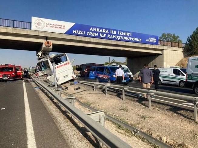 Ankara Polatlı'da otobüs üst geçit ayağına çarparak ikiye ayrıldı: 9 öldü 26 yaralı