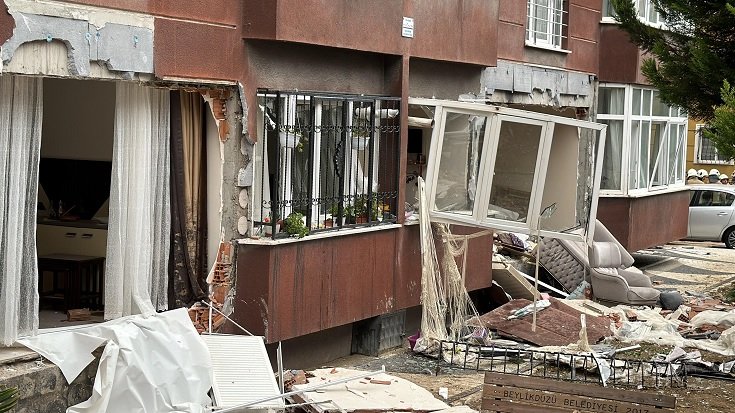 Beylikdüzü'nde doğalgaz patlaması: 1 ölü, 3 yaralı