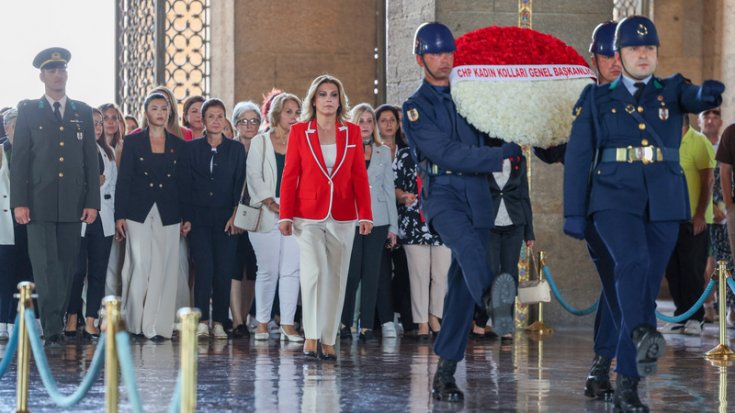 CHP Kadın Kolları Genel Başkanı Asu Kaya, Kadın Kolları MYK Üyeleri ile Anıtkabir'i ziyaret etti