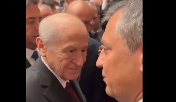 Devlet Bahçeli ile Özgür Özel'in kısa sohbeti gündem oldu!