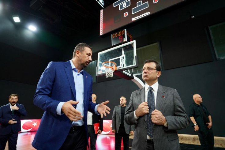 Ekrem İmamoğlu, TBF Başkanı Hidayet Türkoğlu’nun davetlisi olarak, Zeytinburnu’nda inşa edilen Basketbol Gelişim Merkezi’ni ziyaret etti