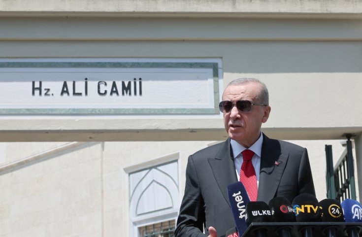 Erdoğan, Cuma namazını kıldığı Hazreti Ali Camii’nde çıkışta yaptığı açıklamada; 'Sayın Esed'le biz bu görüşmeleri yaptık; Yarın olmaz diye bir şey kesinlikle mümkün değil, yine olur'