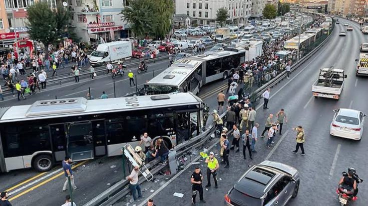 Küçükçekmece'de seyir halindeki metrobüsün başka bir metrobüse çarpması sonucu 1 kişi hayatını kaybetti, 2'si ağır 50 kişi yaralandı