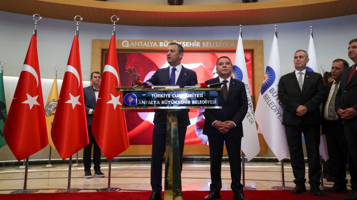 Özgür Özel Antalya'da konuştu: Cumhurbaşkanı adayımızı en geniş mutabakatla belirleyeceğiz!