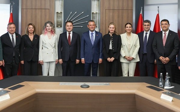 Özgür Özel, CHP Genel Merkezinde DEVA Partisi Genel Başkanı Ali Babacan ve yönetimini kabul etti