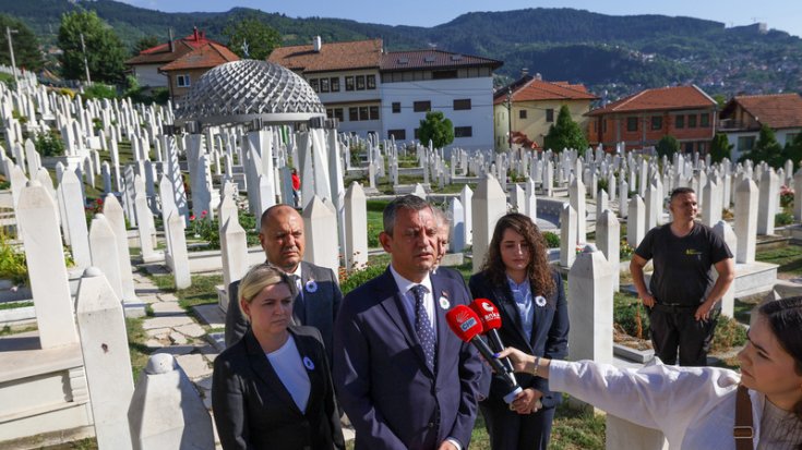 Özgür Özel, İzzetbegovic’in Kabri Başından Seslendi: 'Filistin’de Bir Katliam Var'