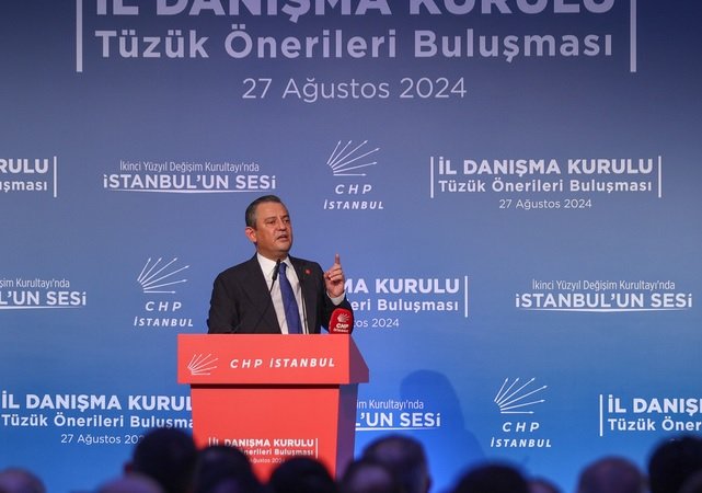 Özgür Özel; Kimseden korkumuz, kimseye hak ettiği cevabı vermekten yoksun bir lugatımız, eğilecek bir santim boyumuz, geriye atacak bir adımımız, az konuşacak bir kelimemiz yok!