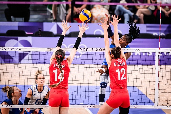 Paris 2024 Olimpiyat Oyunları yarı final maçında A Milli Kadın Voleybol Takımımız İtalya’ya 3-0 yenildi