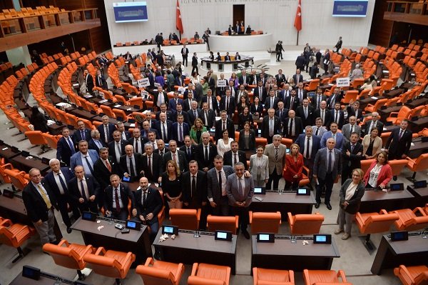 Sahipsiz hayvanlara yönelik kanun teklifi, TBMM Genel Kurulunda görüşülüyor; ilk gün görüşmeler sabah 04'de bitti