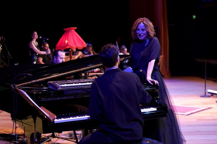 Zuhal Olcay hayatına dokunan şarkıları İş Sanat için söyledi