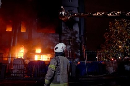 Beylidüzü'nde fabrika yangınını söndürmek için müdahele devam ediyor