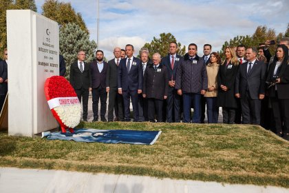 Bülent Ecevit mezarı başında anıldı; Özgür Özel, 'Ecevit, Dünya Siyasetine Damga Vurmuş Örnek Bir Devlet Adamıdır'