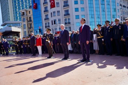 Cumhuriyetimizin 101’inci kuruluş yıldönümü, İstanbul'da Taksim Cumhuriyet Anıtı’nda kutlandı