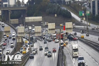 İstanbul, Bağcılar TEM Otoyolu'nda 6 aracın karıştığı zincirleme kazada 2 kişi hayatını kaybetti; 1'i ağır 5 kişi yaralandı