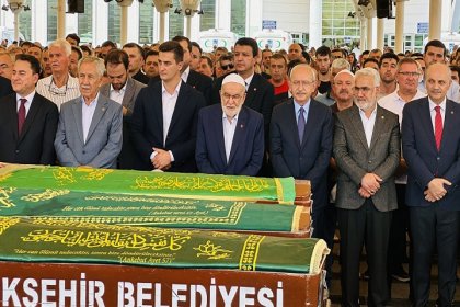 Kemal Kılıçdaroğlu, Temel Karamollaoğlu'nun annesi Edibe Karamollaoğlu'nun cenaze törenine katıldı