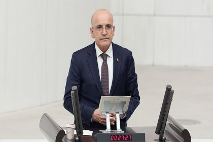 Mehmet Şimşek, bakanlığın 2025 bütçesini sundu; Aylık ve ücretlerde iyileştirmelerle enflasyonun üzerinde artış yapıldı!