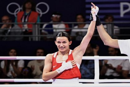 Milli boksörümüz Hatice Akbaş kadınlar 54 kg yarı finalinde Koreli Aeji Im'i mağlup ederek finale yükseldi