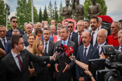 Özgür Özel: Dedeleri bu topraklar için koyun koyuna birlikte ölmüş insanların torunları, siyaset uğruna kavga edip de iktidarda kalmaya çalışıyor!